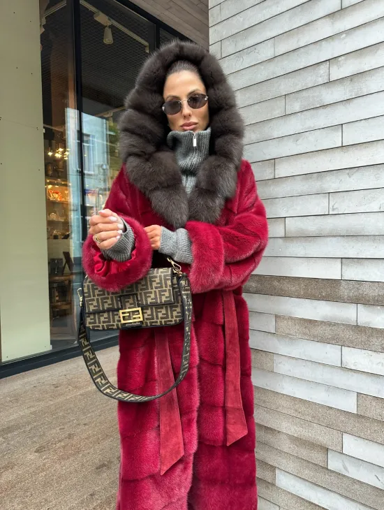 Длинная норковая шуба с капюшоном куница