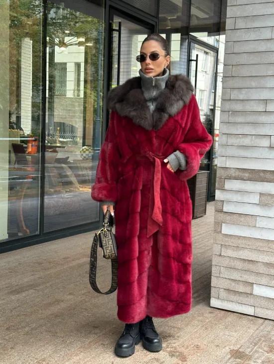 Длинная норковая шуба с капюшоном куница