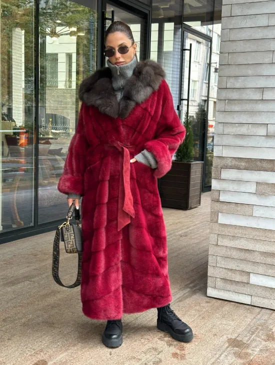 Длинная норковая шуба с капюшоном куница