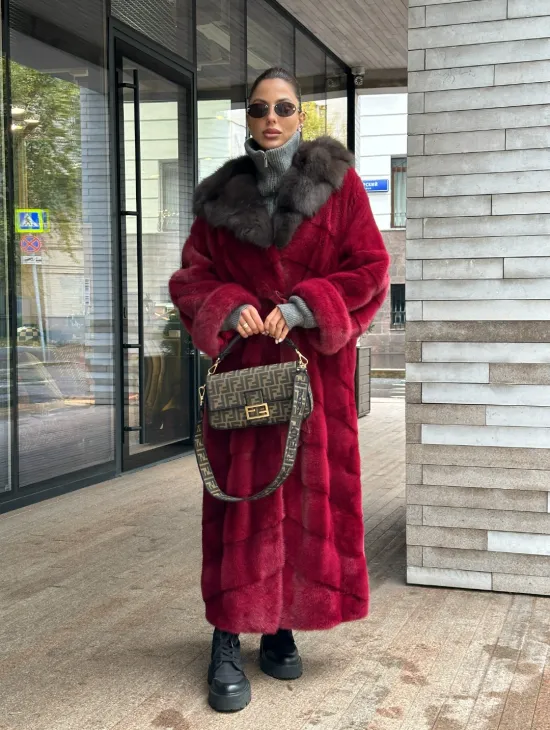 Длинная норковая шуба с капюшоном куница