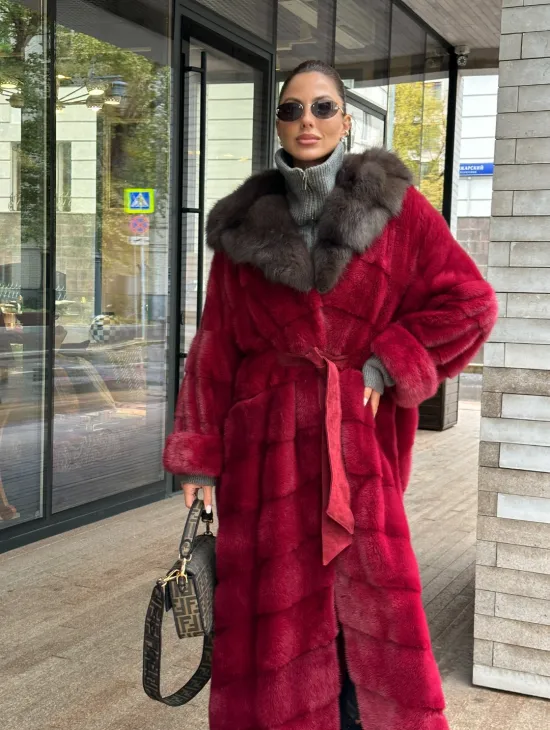 Длинная норковая шуба с капюшоном куница