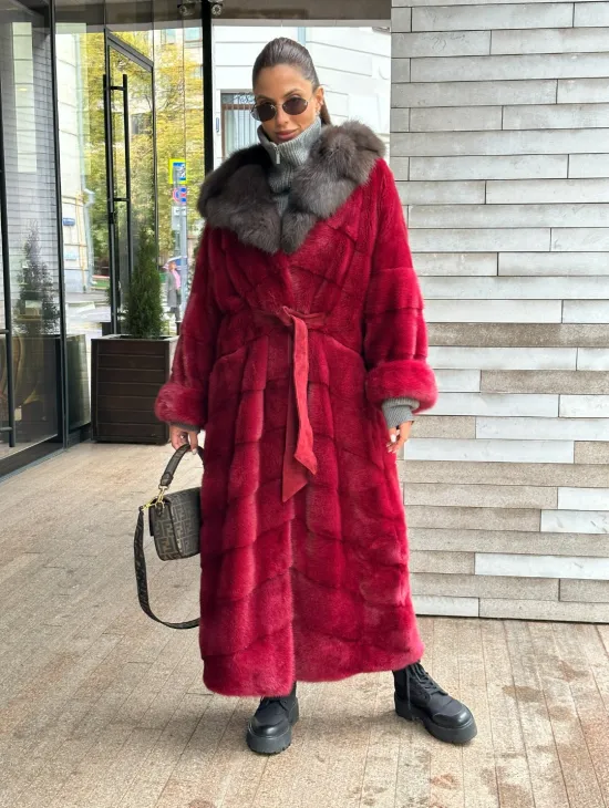 Длинная норковая шуба с капюшоном куница