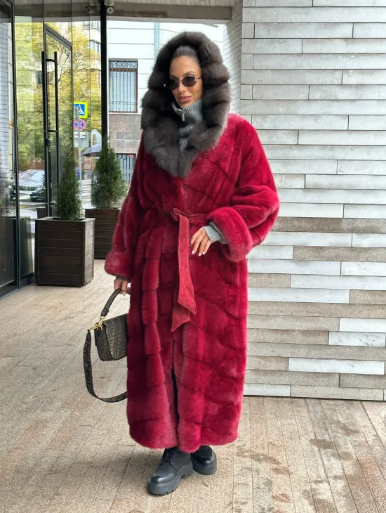 Длинная норковая шуба с капюшоном куница