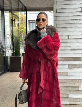 Длинная норковая шуба с капюшоном куница