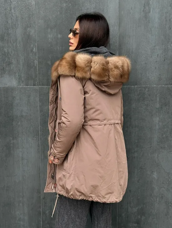 Женский пуховик с мехом куницы