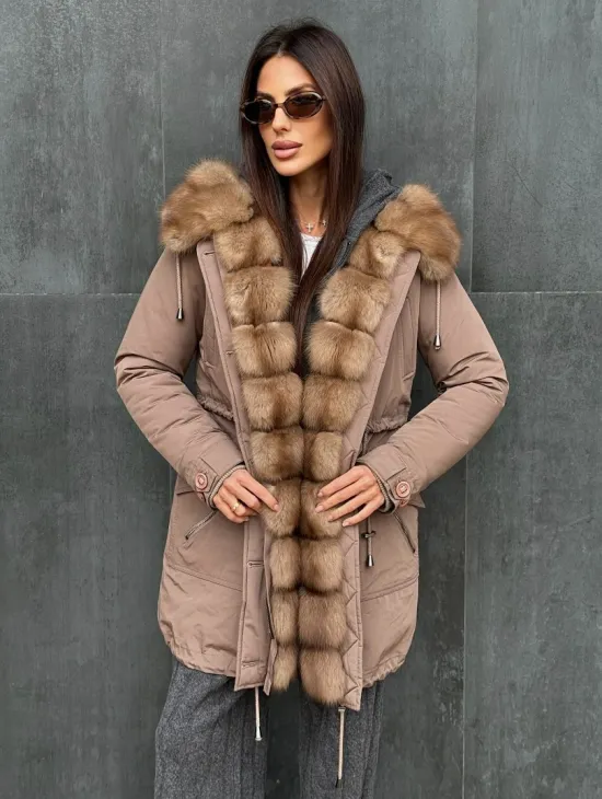Женский пуховик с мехом куницы