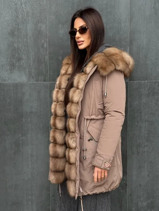 Женский пуховик с мехом куницы