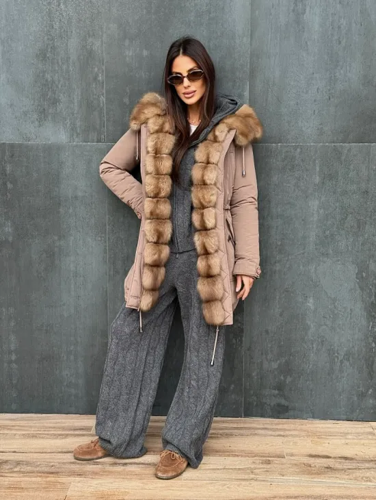 Женский пуховик с мехом куницы