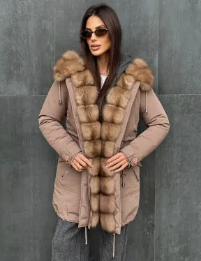 Женский пуховик с мехом куницы