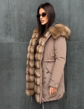 Женский пуховик с мехом куницы