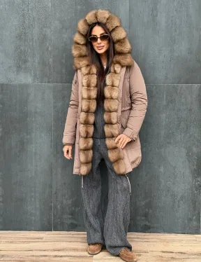 Женский пуховик с мехом куницы