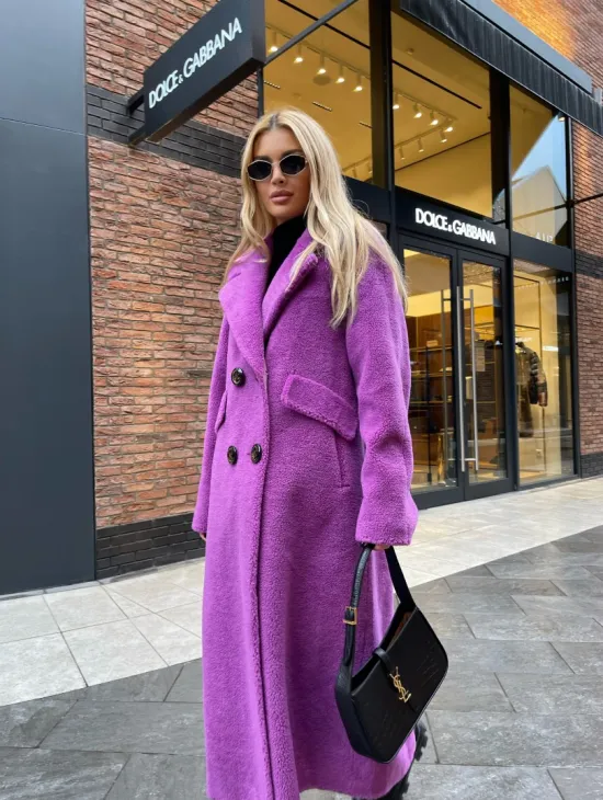 Стильное шерстяное пальто в ярком цвете