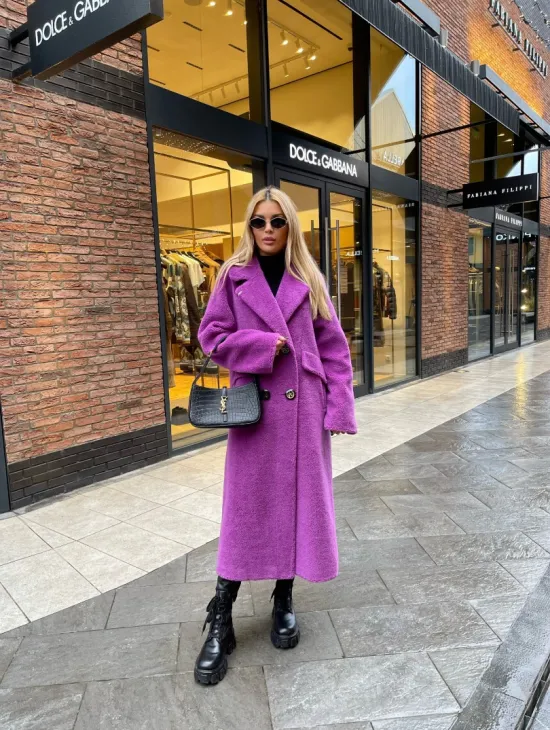 Стильное шерстяное пальто в ярком цвете