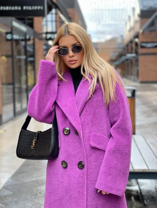 Стильное шерстяное пальто в ярком цвете