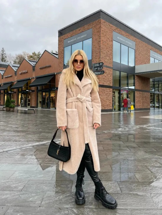 Шуба из натуральной шерсти в бежевом оттенке