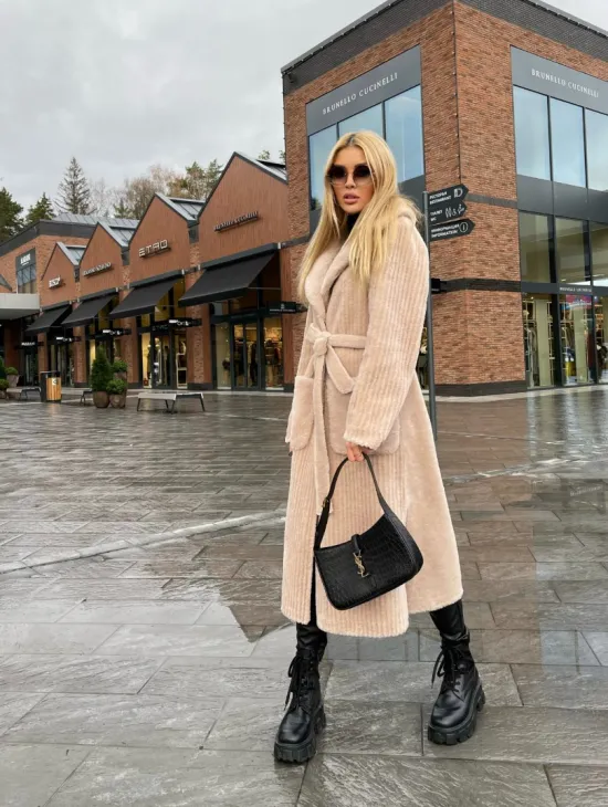 Шуба из натуральной шерсти в бежевом оттенке