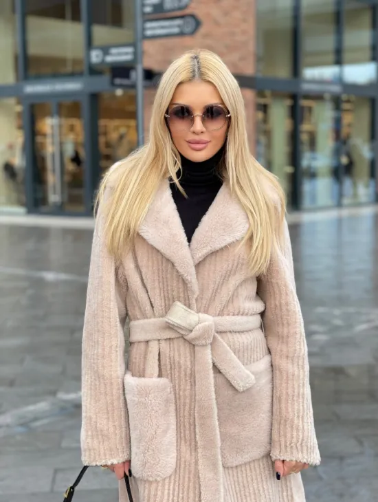 Шуба из натуральной шерсти в бежевом оттенке