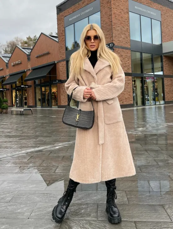 Шуба из натуральной шерсти в бежевом оттенке