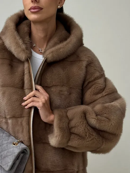 Бежевая норковая куртка с капюшоном