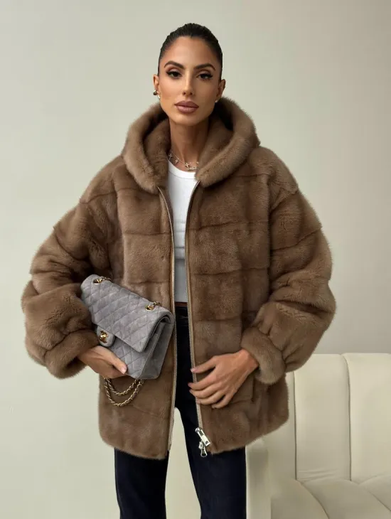 Бежевая норковая куртка с капюшоном