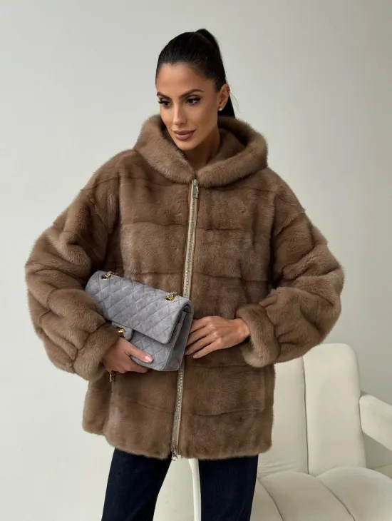 Бежевая норковая куртка с капюшоном