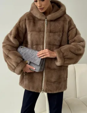 Бежевая норковая куртка с капюшоном