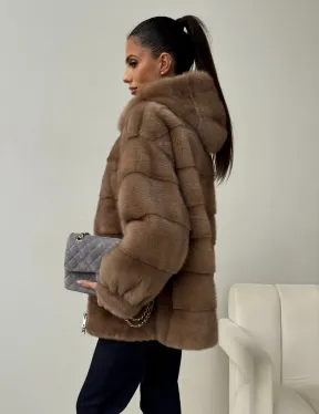 Бежевая норковая куртка с капюшоном