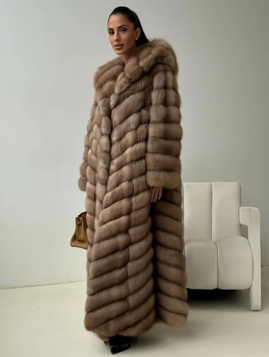 Длинная шуба из меха куницы с капюшоном