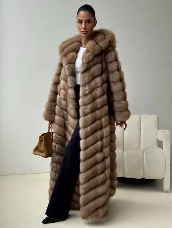 Длинная шуба из меха куницы с капюшоном