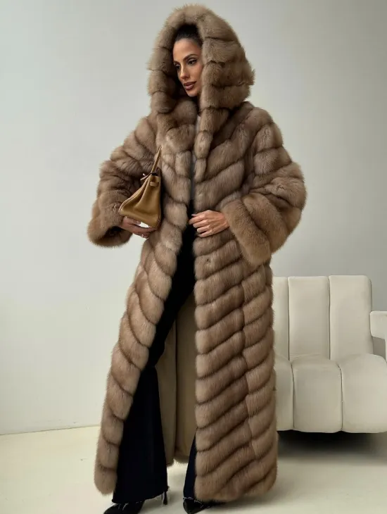 Длинная шуба из меха куницы с капюшоном
