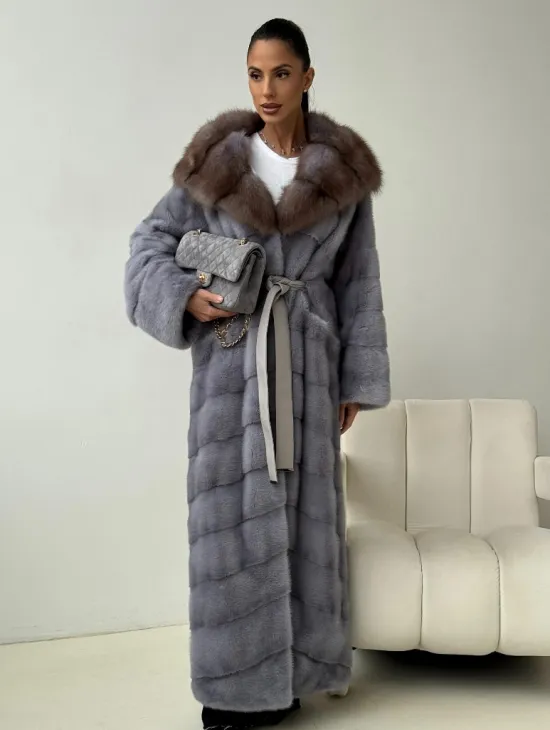 Голубая норковая шуба с капюшоном куницы