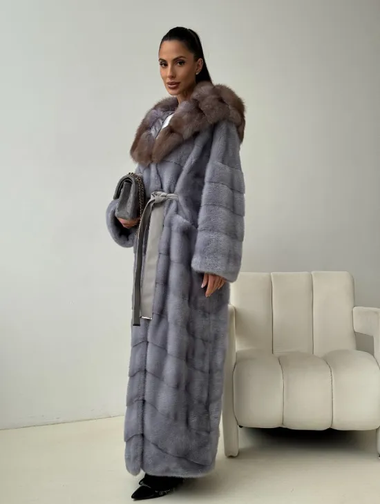 Голубая норковая шуба с капюшоном куницы