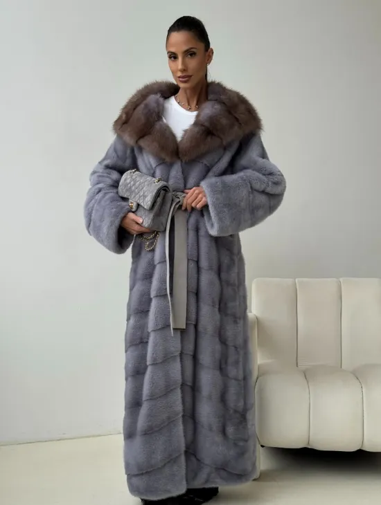 Голубая норковая шуба с капюшоном куницы