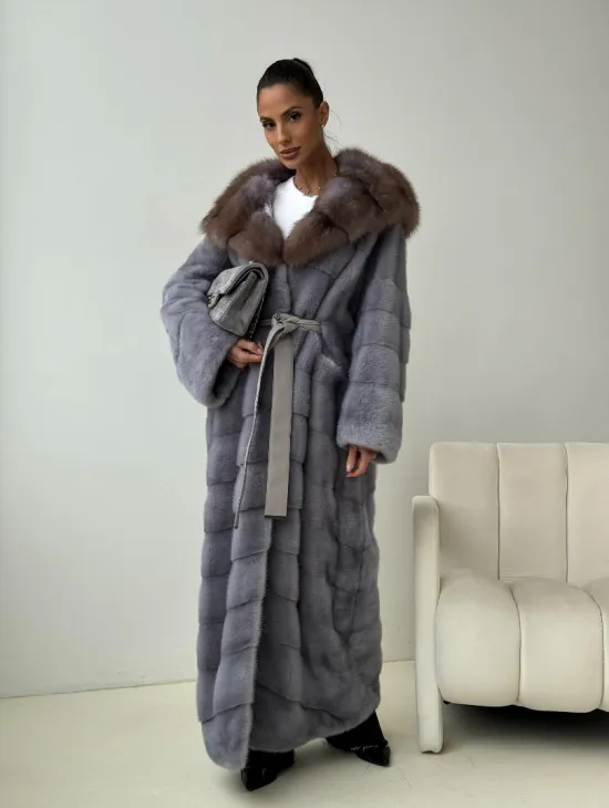 Голубая норковая шуба с капюшоном куницы