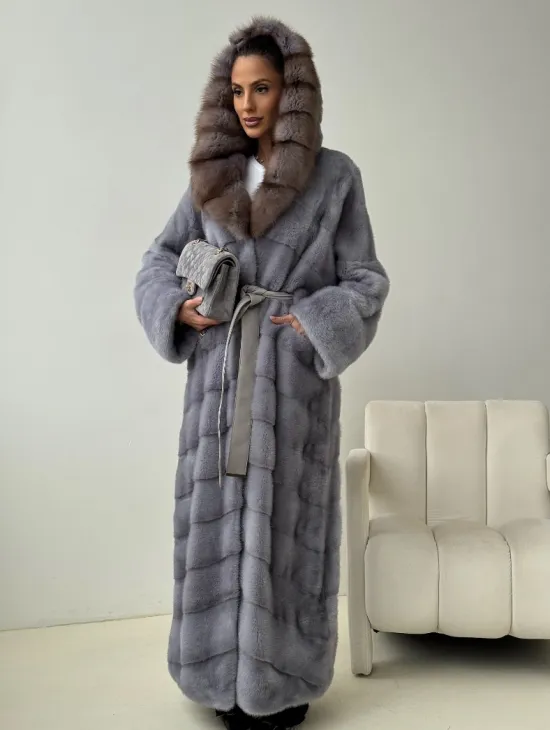 Голубая норковая шуба с капюшоном куницы