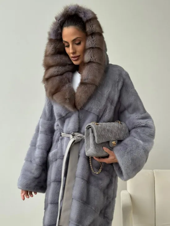 Голубая норковая шуба с капюшоном куницы