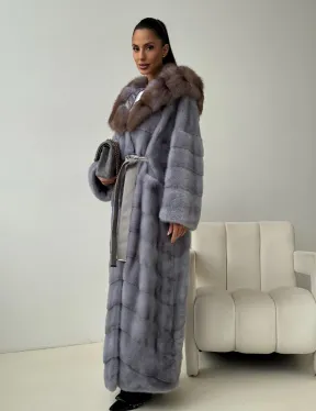 Голубая норковая шуба с капюшоном куницы