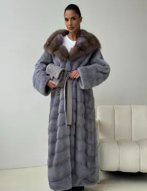 Голубая норковая шуба с капюшоном куницы