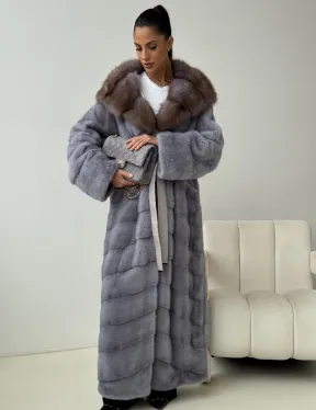 Голубая норковая шуба с капюшоном куницы