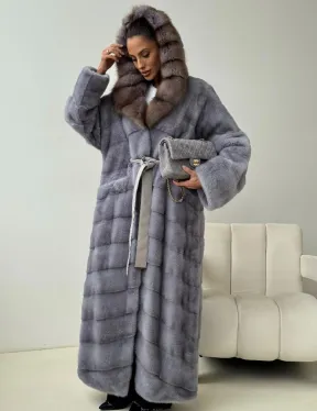 Голубая норковая шуба с капюшоном куницы