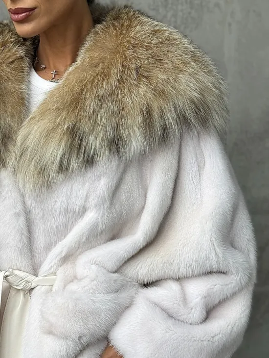 Светлая норковая шуба с капюшоном
