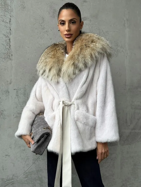 Светлая норковая шуба с капюшоном