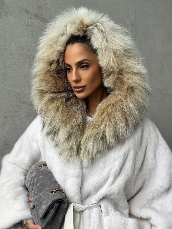 Светлая норковая шуба с капюшоном