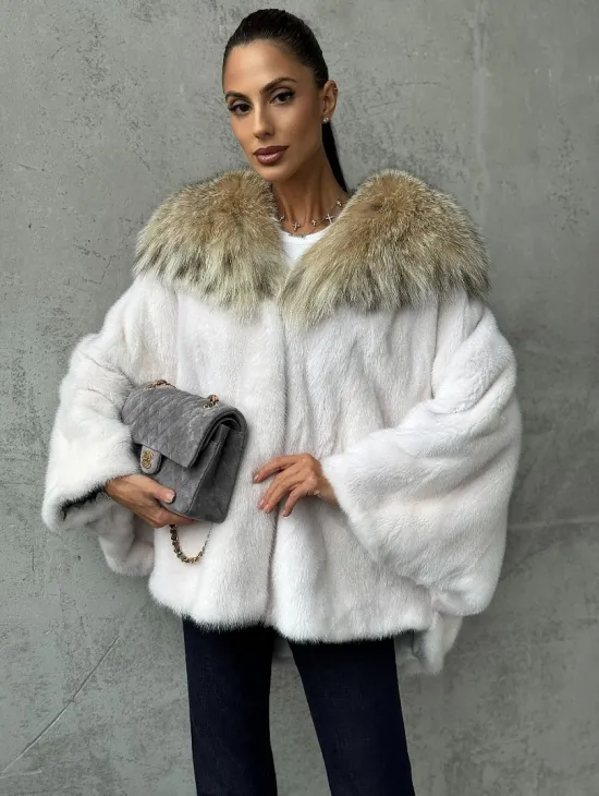 Светлая норковая шуба с капюшоном