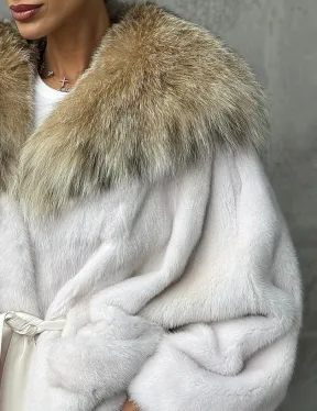 Светлая норковая шуба с капюшоном