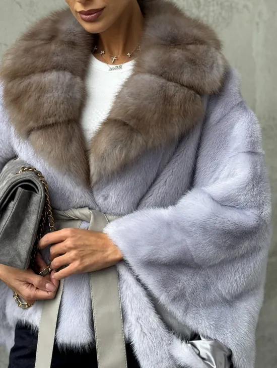 Короткая норковая шуба с воротником куницы