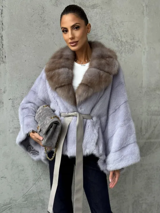 Короткая норковая шуба с воротником куницы