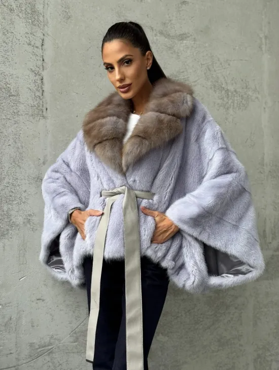 Короткая норковая шуба с воротником куницы