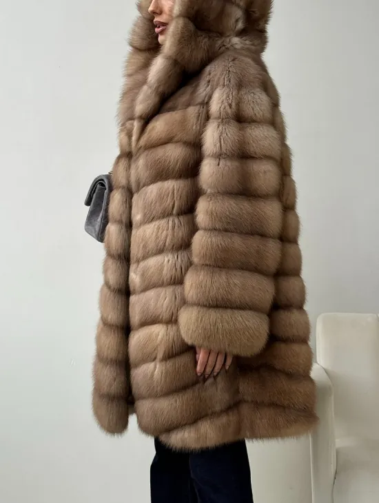 Шуба из куницы с капюшоном в цвете тор-тор