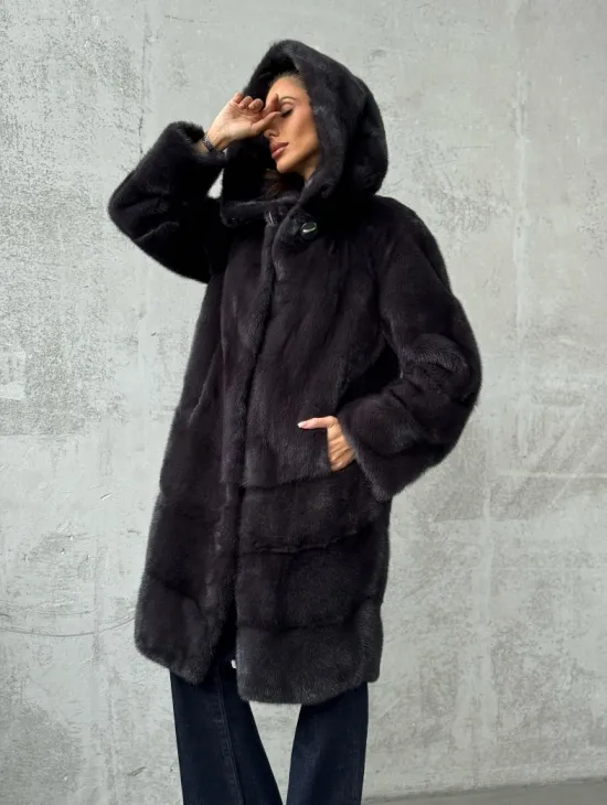 Женская норковая шуба с капюшоном